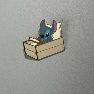 Disney Pin - Stitch Sundays - Stitch In A Pineapple Box W/Book - Lilo & Stitch